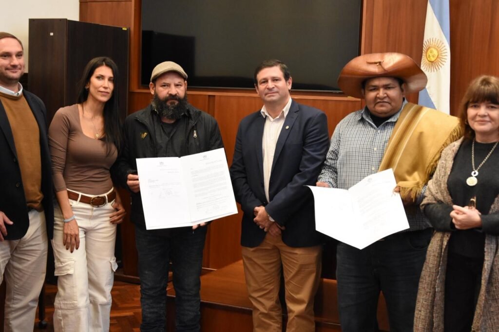 LA LEGISLATURA DISTINGUIÓ AL ORFEBRE LUIS CHÁVEZ Y AL TALLER INTENSIVO DE CINCELADO Y ORFEBRERÍA