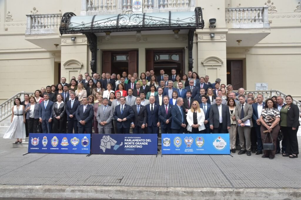 EL VICEGOBERNADOR ALBERTO BERNIS Y LEGISLADORES JUJEÑOS PARTICIPAN DE LA 60º SESIÓN PLENARIA DEL NORTE GRANDE EN CORRIENTES